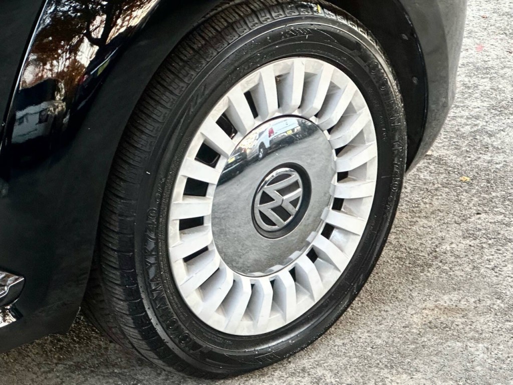 2013 Volkswagen Beetle Image 19