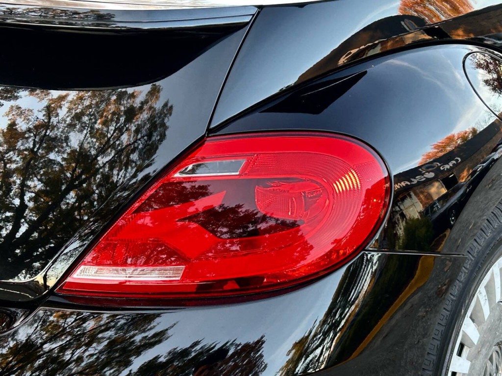 2013 Volkswagen Beetle Image 25