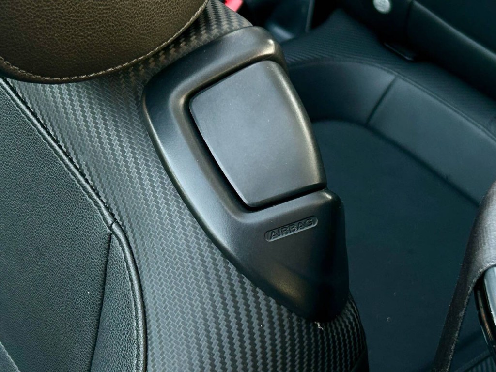 2013 Volkswagen Beetle Image 28