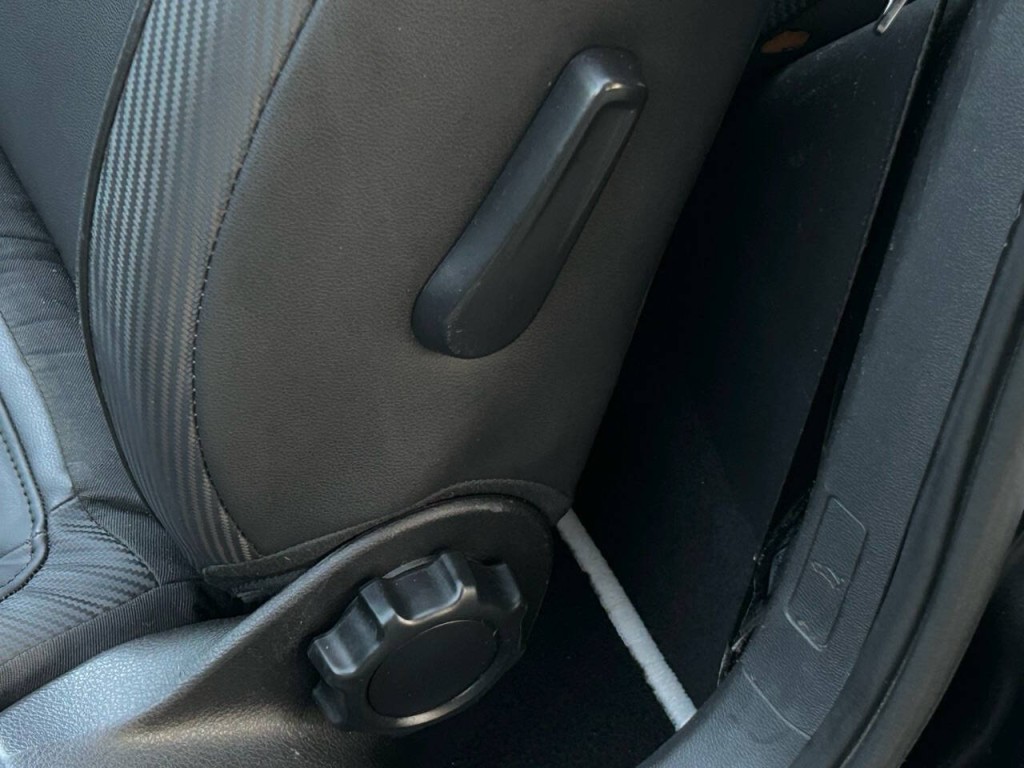 2013 Volkswagen Beetle Image 30