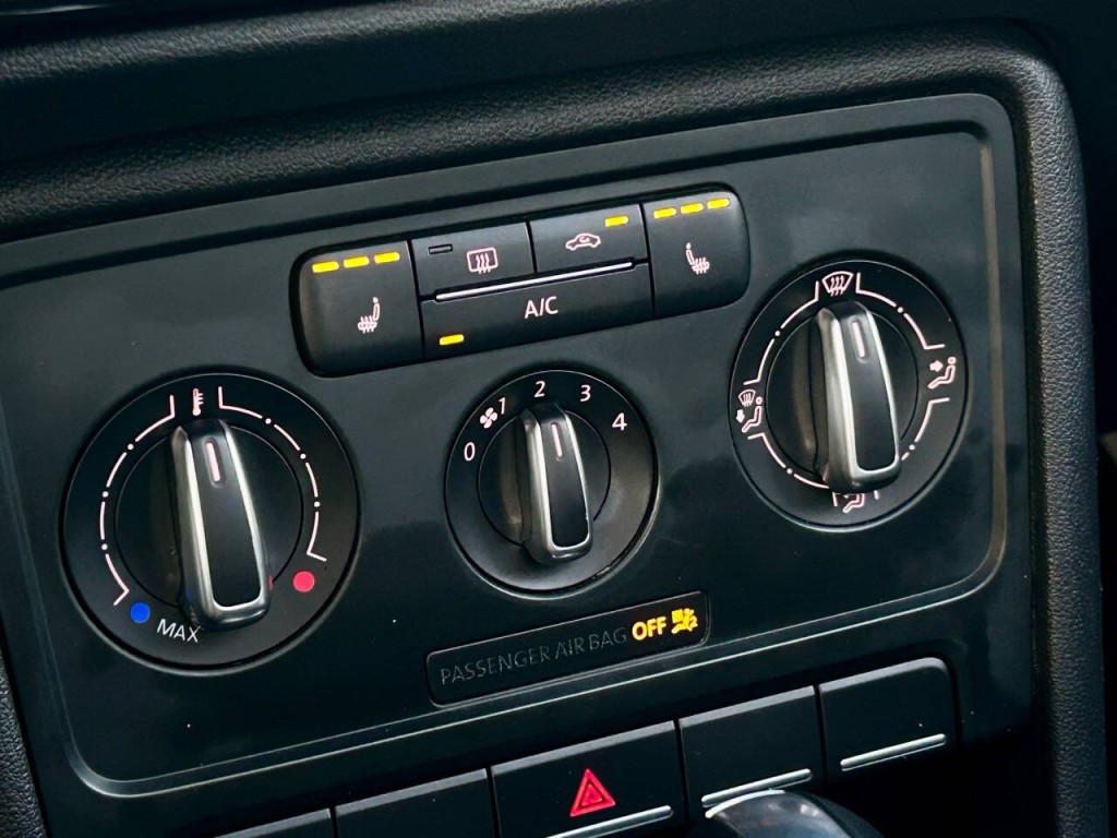 2013 Volkswagen Beetle Image 31