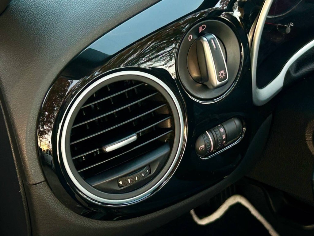 2013 Volkswagen Beetle Image 32