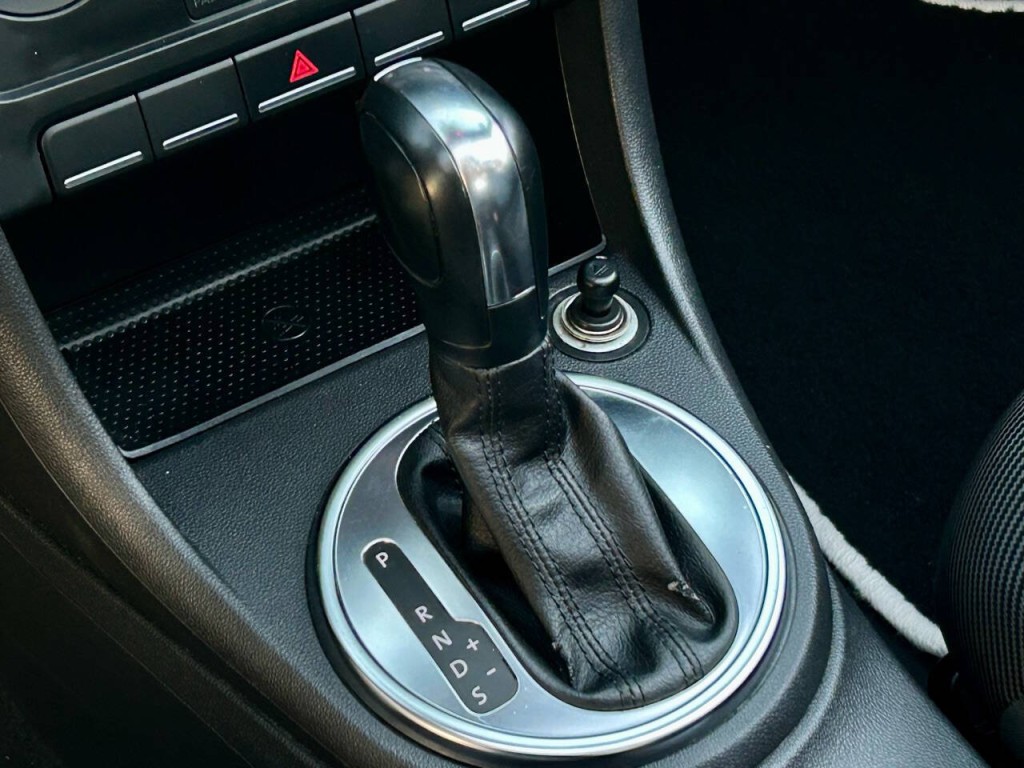 2013 Volkswagen Beetle Image 33