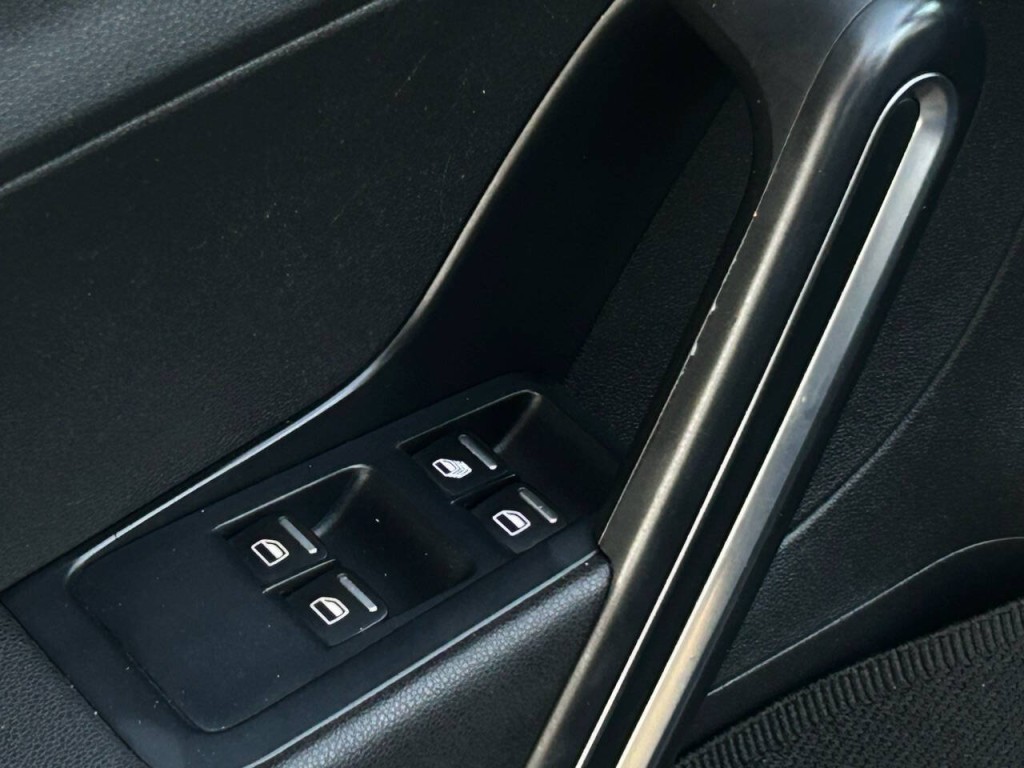 2013 Volkswagen Beetle Image 44