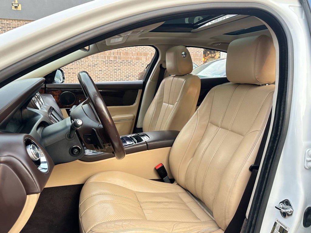 2012 Jaguar XJ Image 3