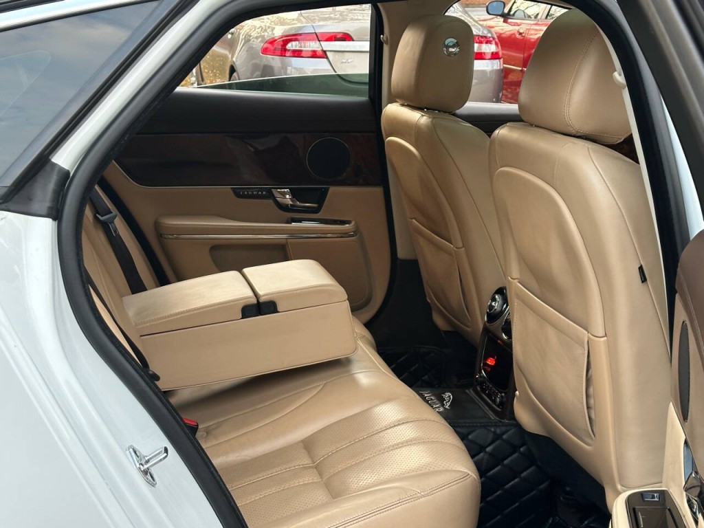 2012 Jaguar XJ Image 4