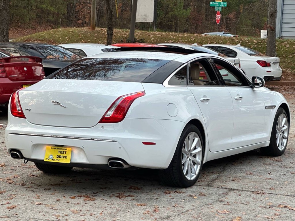 2012 Jaguar XJ Image 8