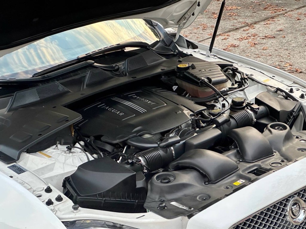 2012 Jaguar XJ Image 9