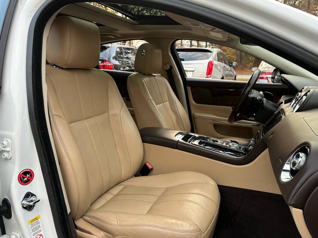 2012 Jaguar XJ Image 11