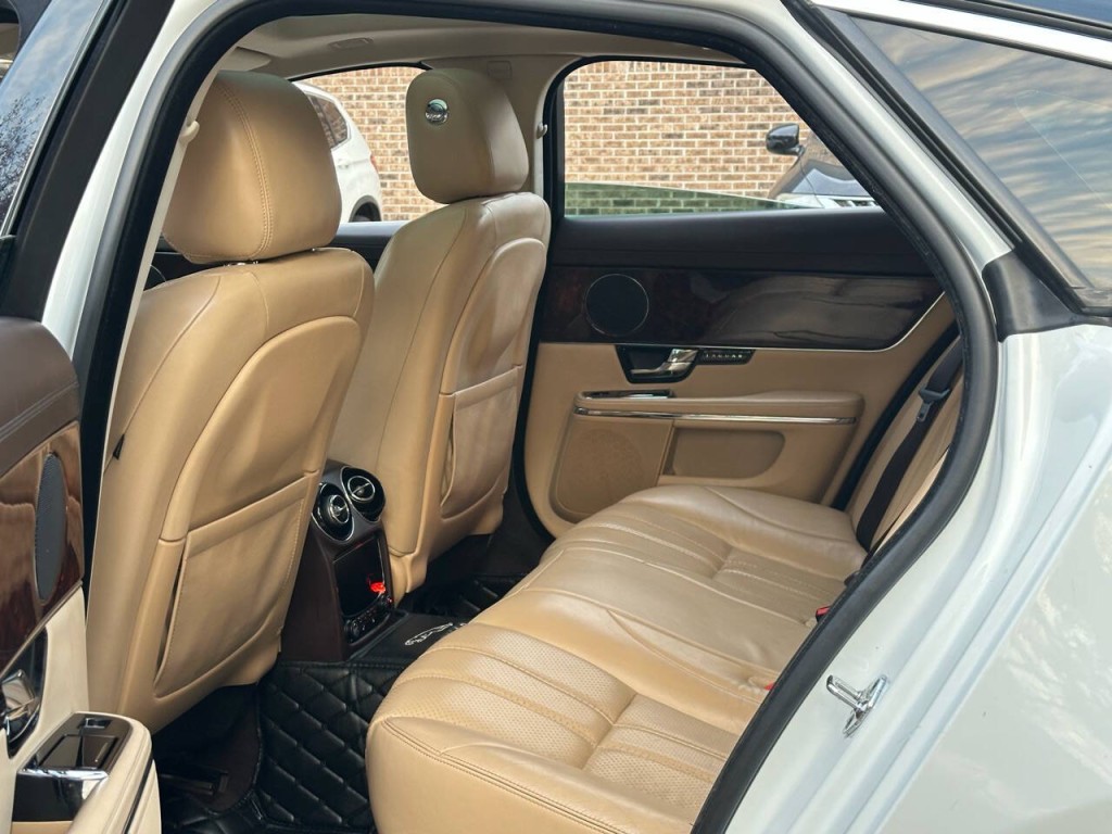 2012 Jaguar XJ Image 12