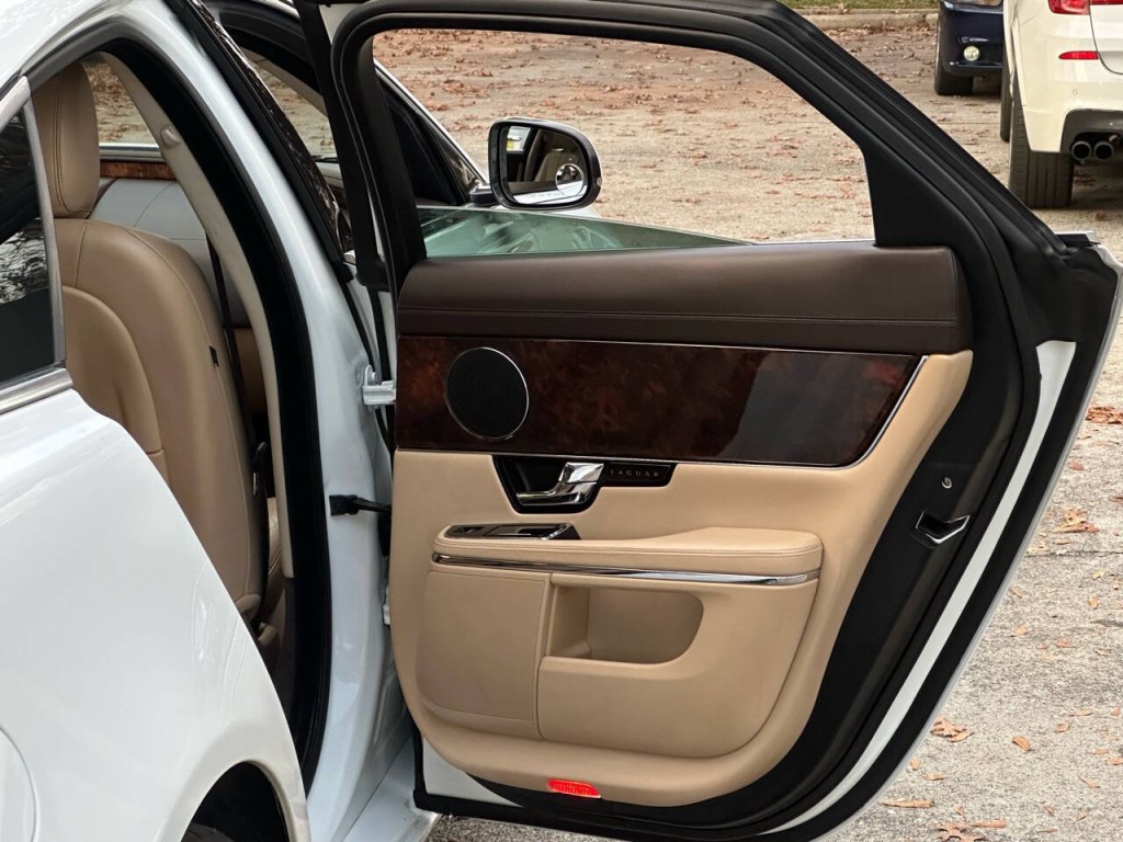 2012 Jaguar XJ Image 14