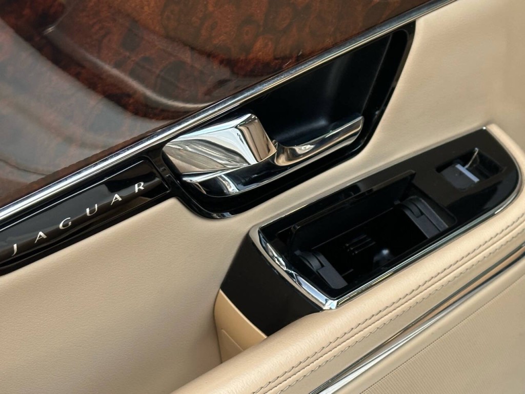 2012 Jaguar XJ Image 16