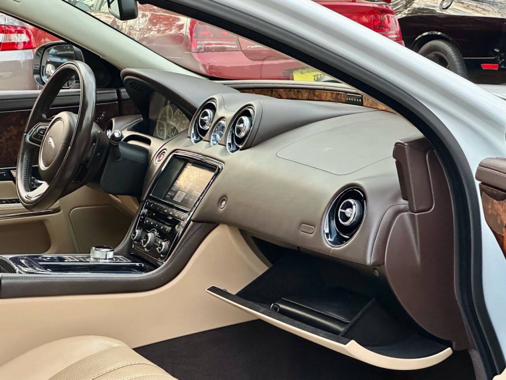 2012 Jaguar XJ Image 18