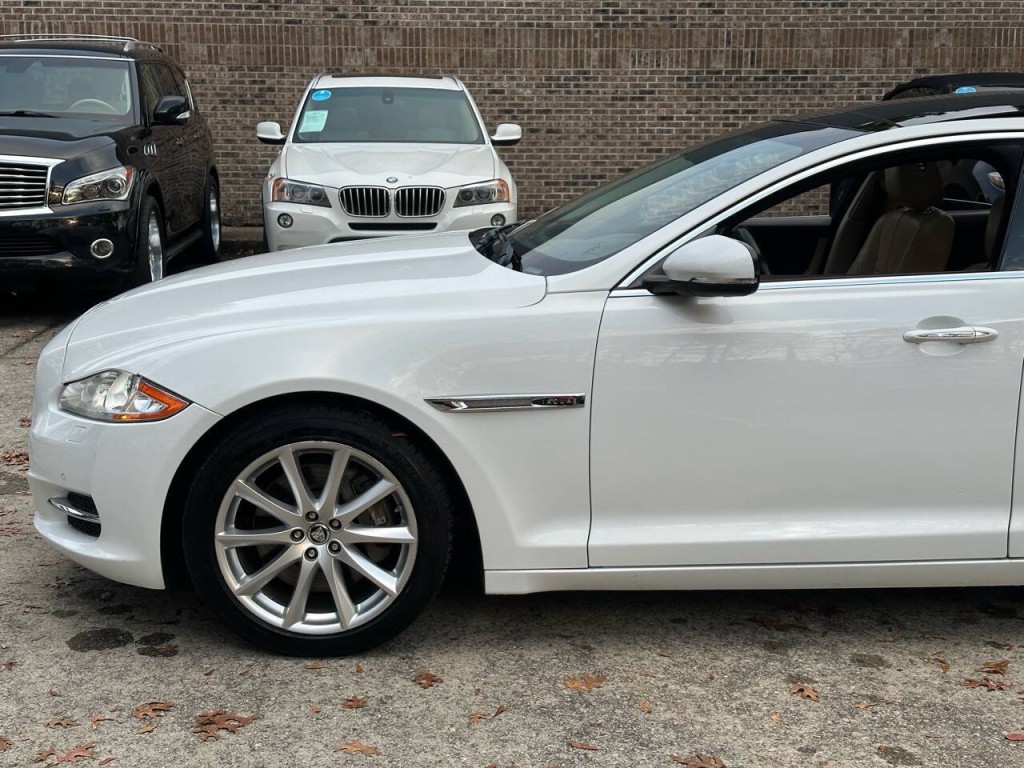 2012 Jaguar XJ Image 19