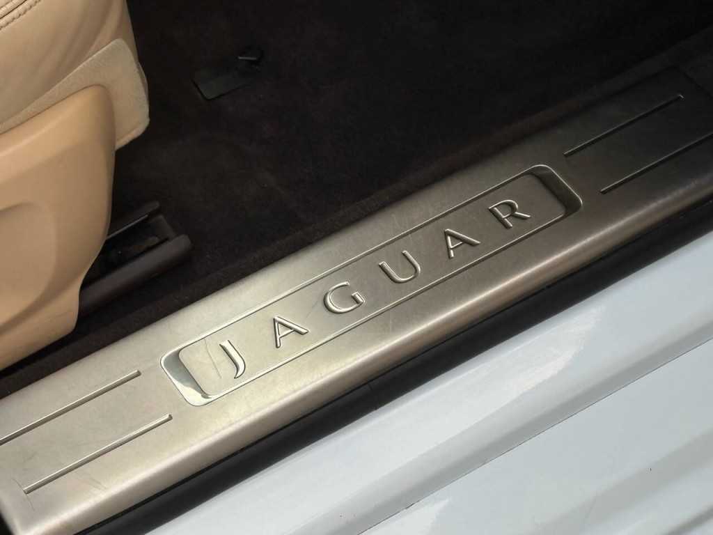 2012 Jaguar XJ Image 24