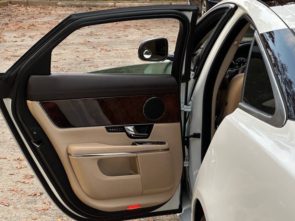 2012 Jaguar XJ Image 26