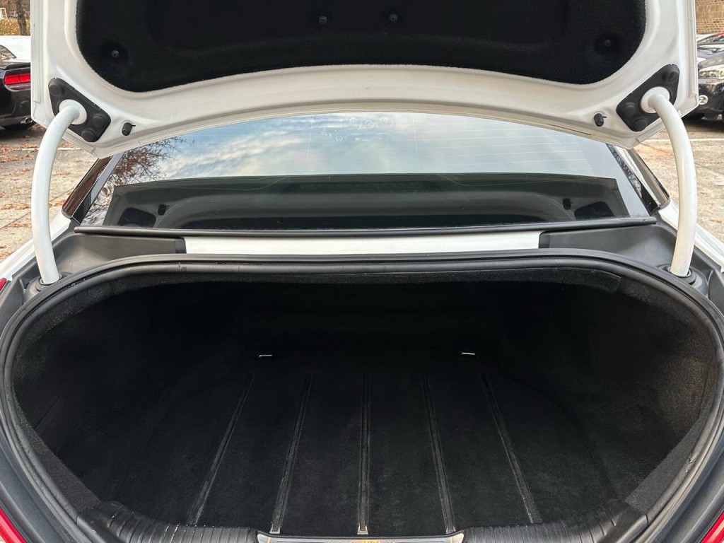 2012 Jaguar XJ Image 28