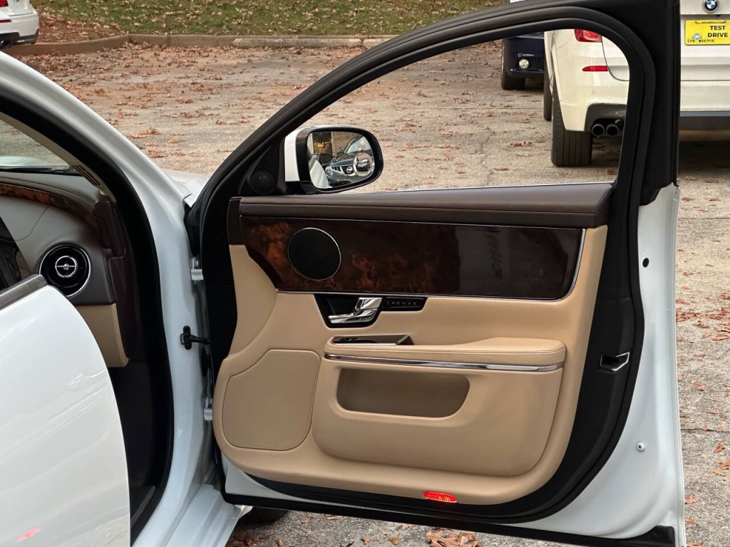 2012 Jaguar XJ Image 30