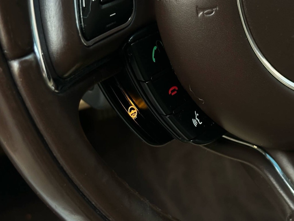 2012 Jaguar XJ Image 32