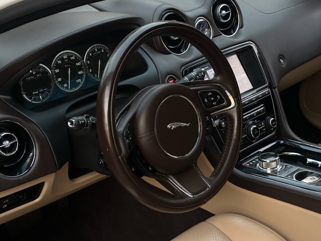 2012 Jaguar XJ Image 35