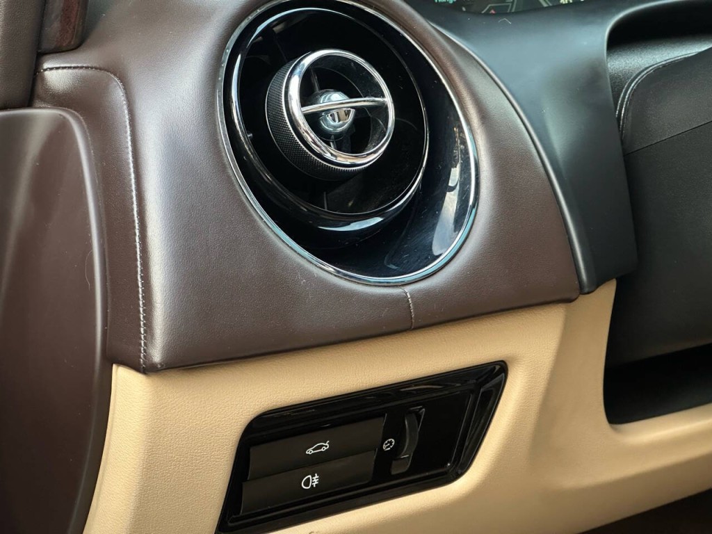 2012 Jaguar XJ Image 36