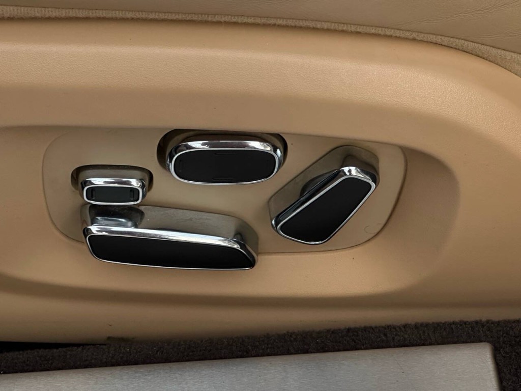 2012 Jaguar XJ Image 37