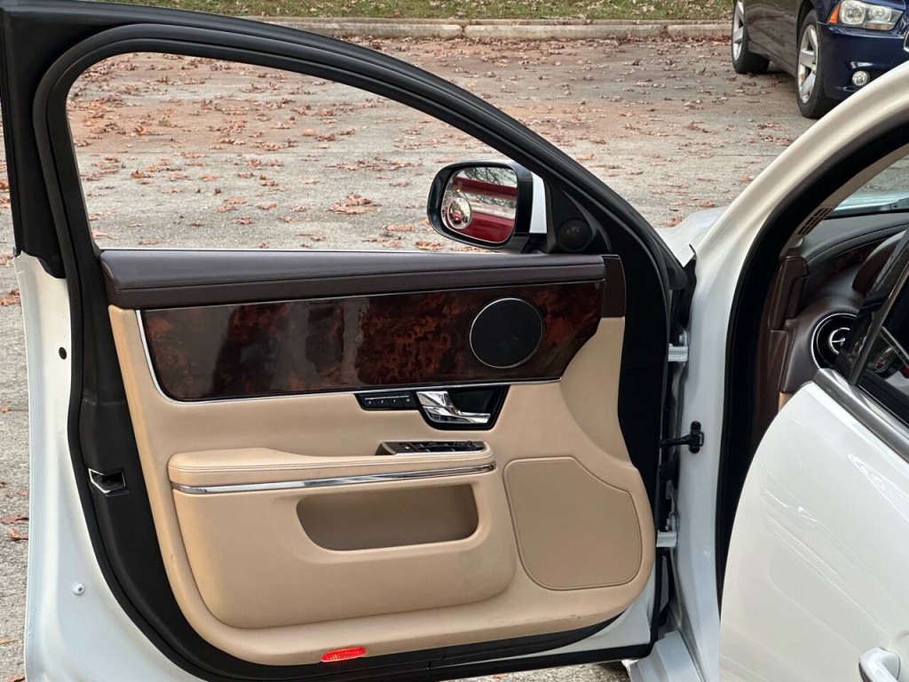 2012 Jaguar XJ Image 38