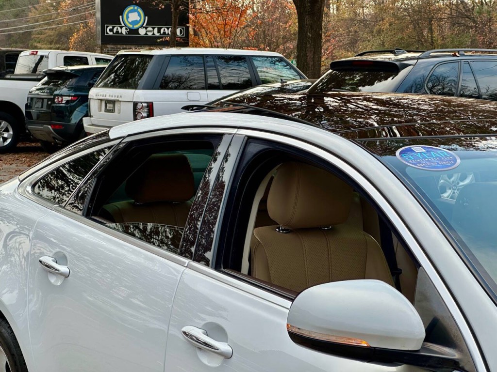 2012 Jaguar XJ Image 40