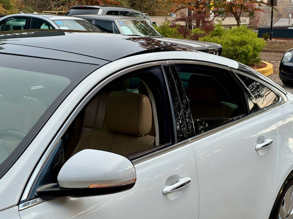 2012 Jaguar XJ Image 42