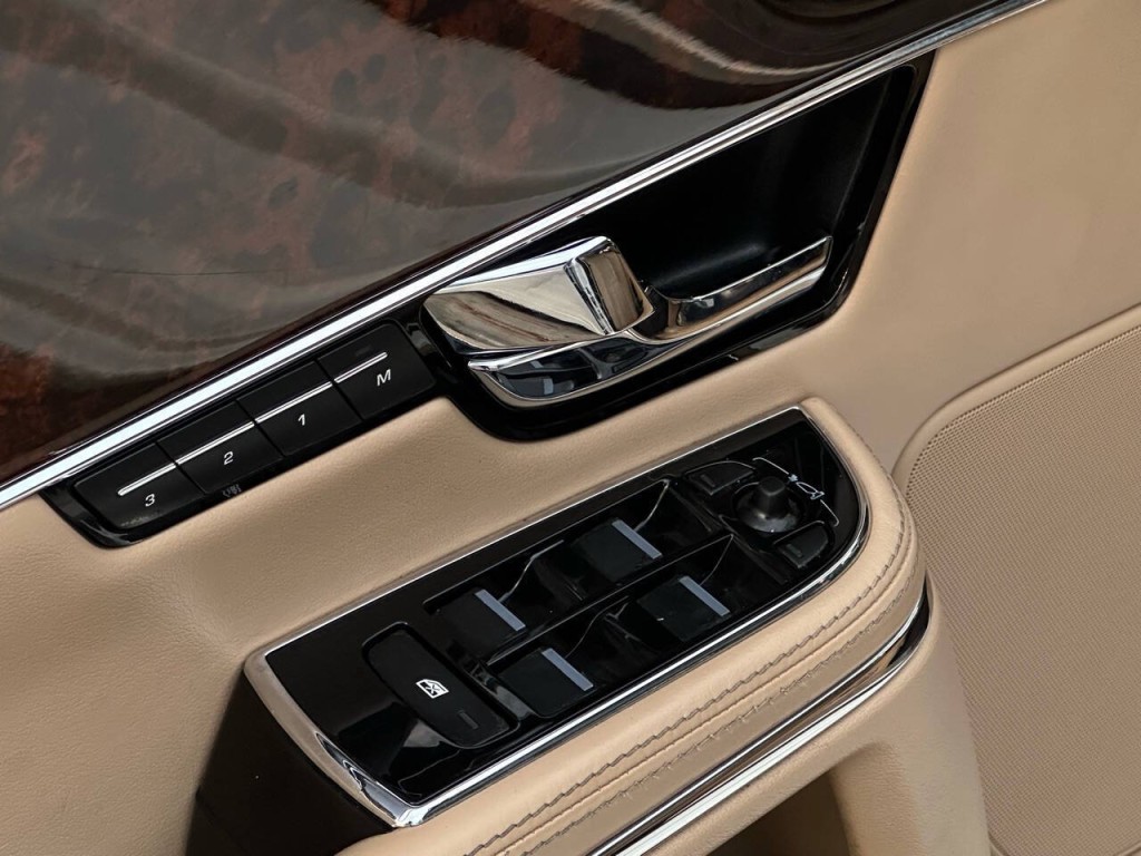 2012 Jaguar XJ Image 46