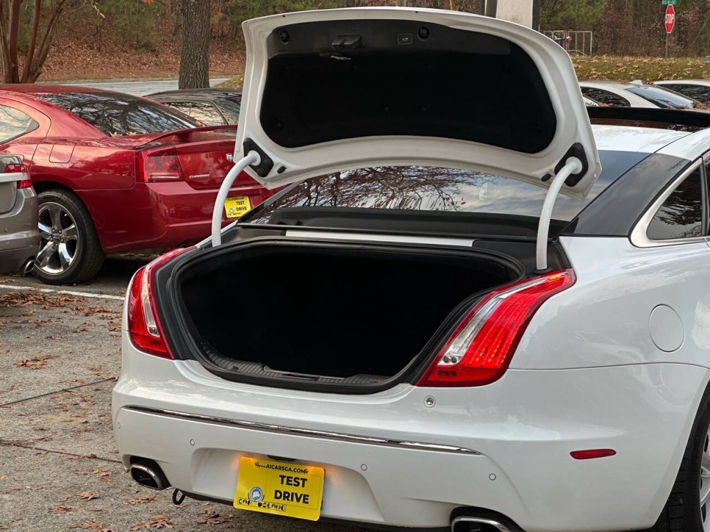 2012 Jaguar XJ Image 52