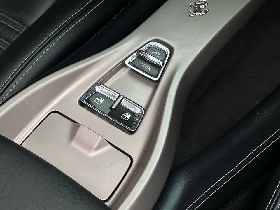 2012 Ferrari California Image 21