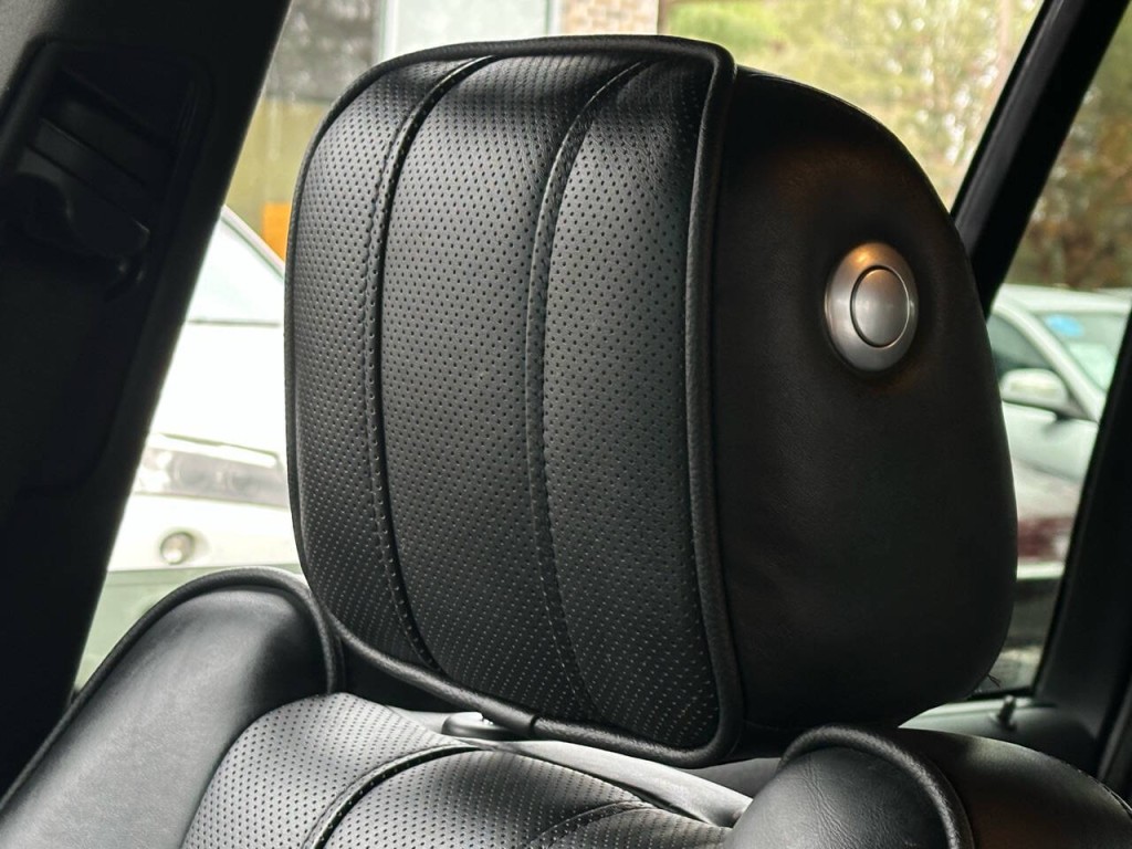 2011 Land Rover Range Rover Image 17