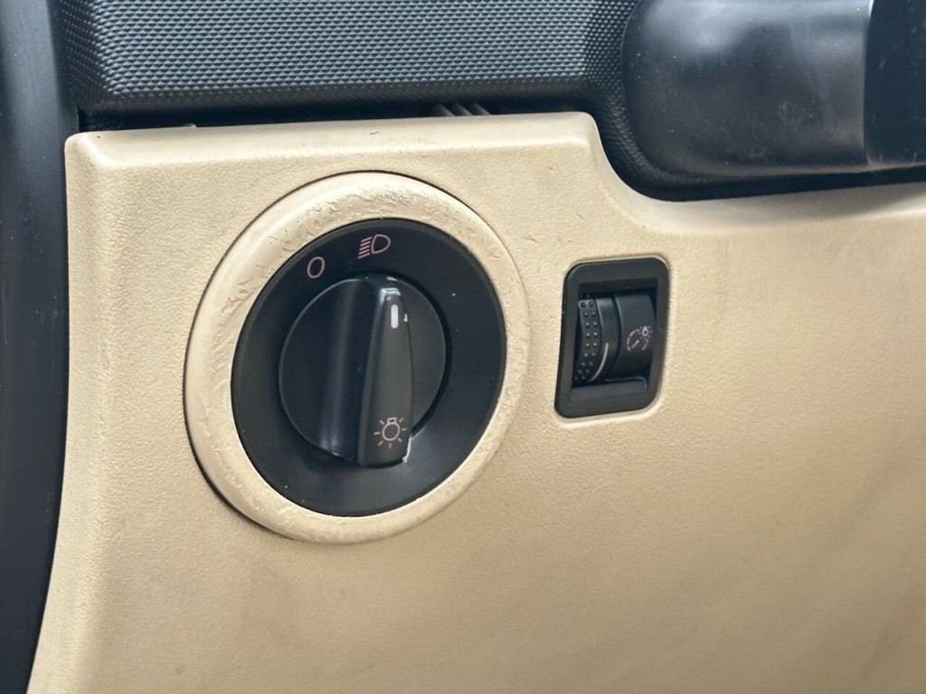 2008 Volkswagen Beetle Image 14