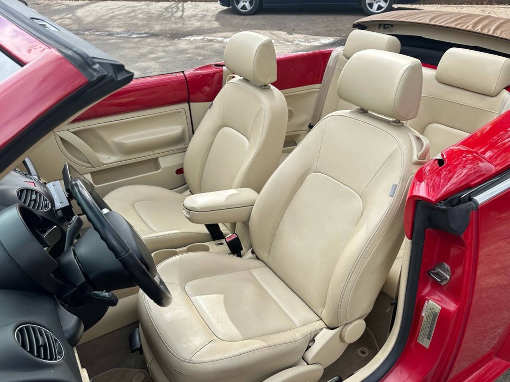 2009 Volkswagen Beetle Image 3