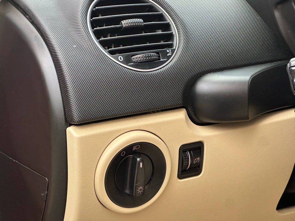 2009 Volkswagen Beetle Image 28