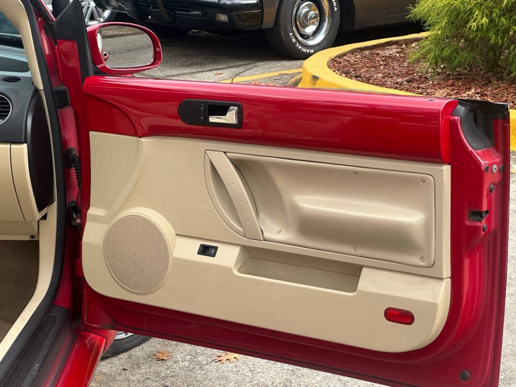 2009 Volkswagen Beetle Image 31