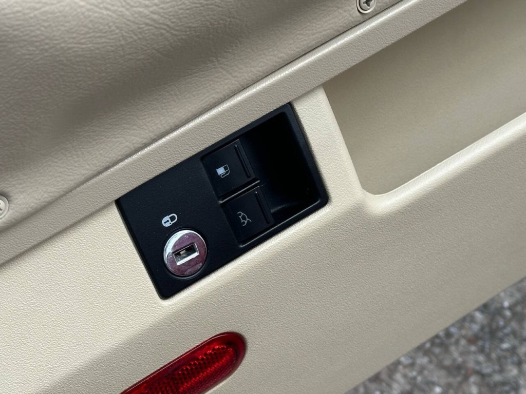 2009 Volkswagen Beetle Image 34