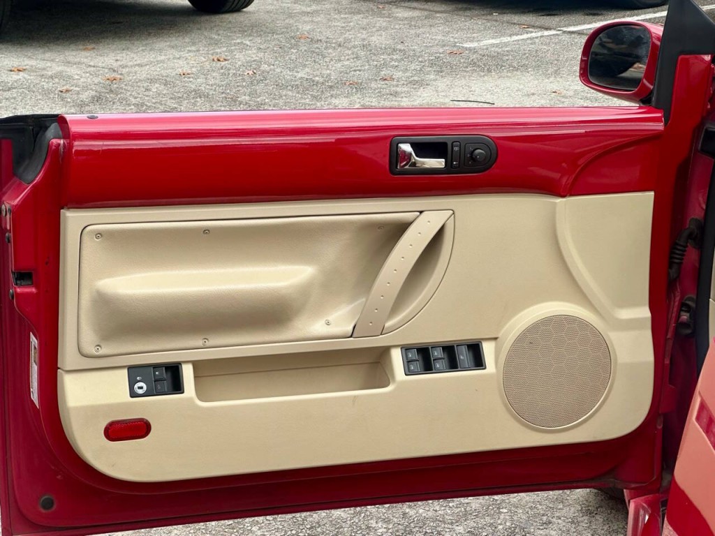 2009 Volkswagen Beetle Image 35