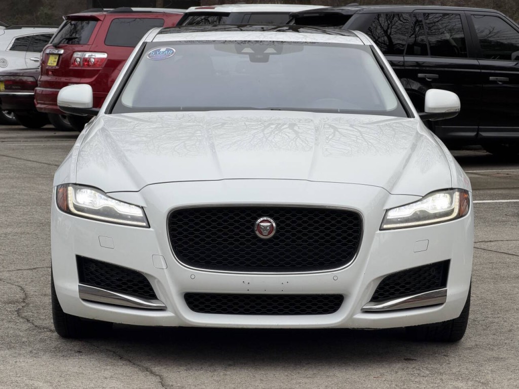 2016 Jaguar XF Image 2