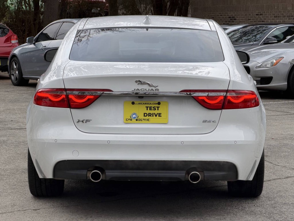 2016 Jaguar XF Image 3
