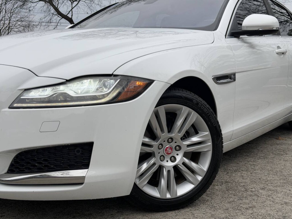 2016 Jaguar XF Image 4