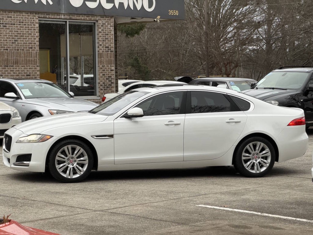 2016 Jaguar XF Image 9