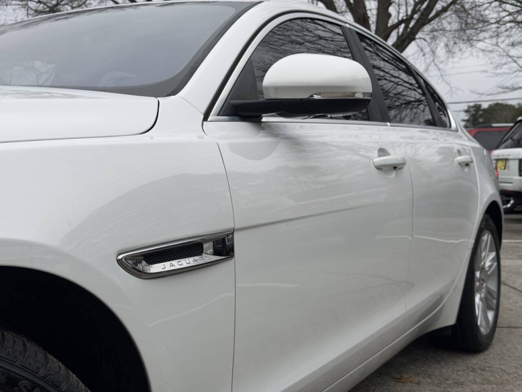 2016 Jaguar XF Image 10