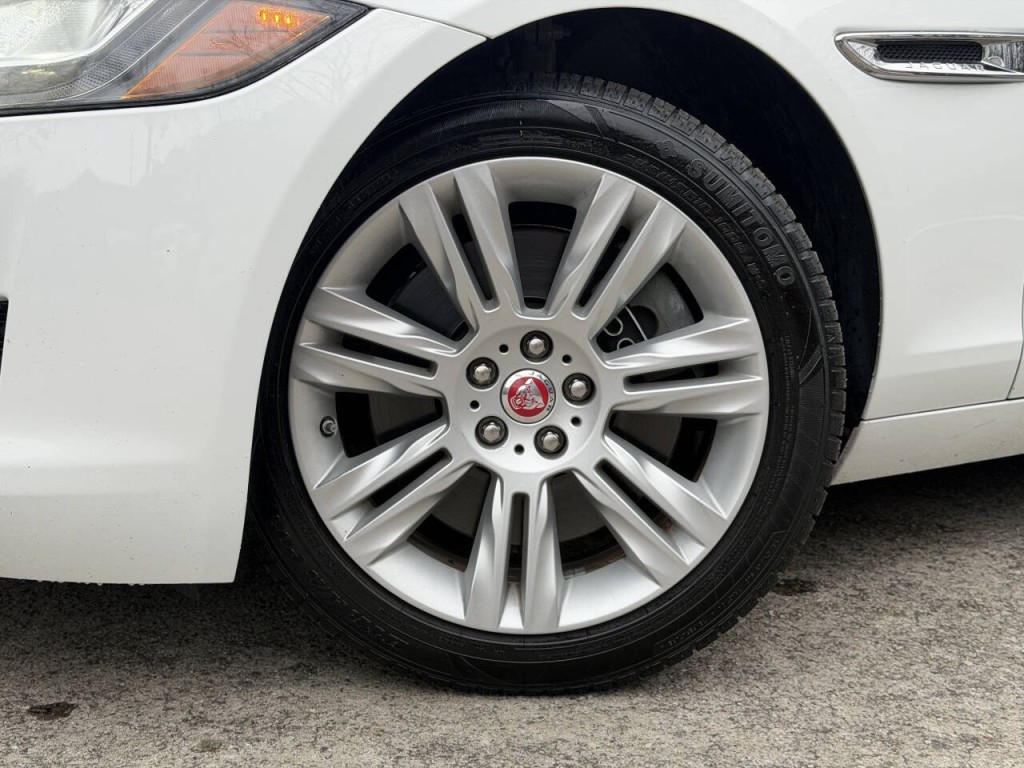 2016 Jaguar XF Image 11