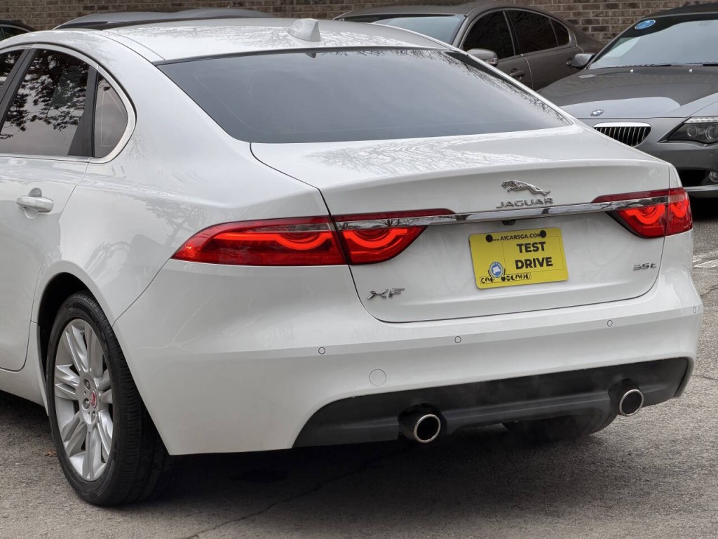 2016 Jaguar XF Image 12