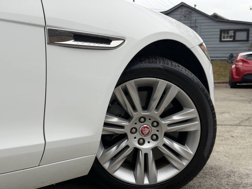 2016 Jaguar XF Image 16