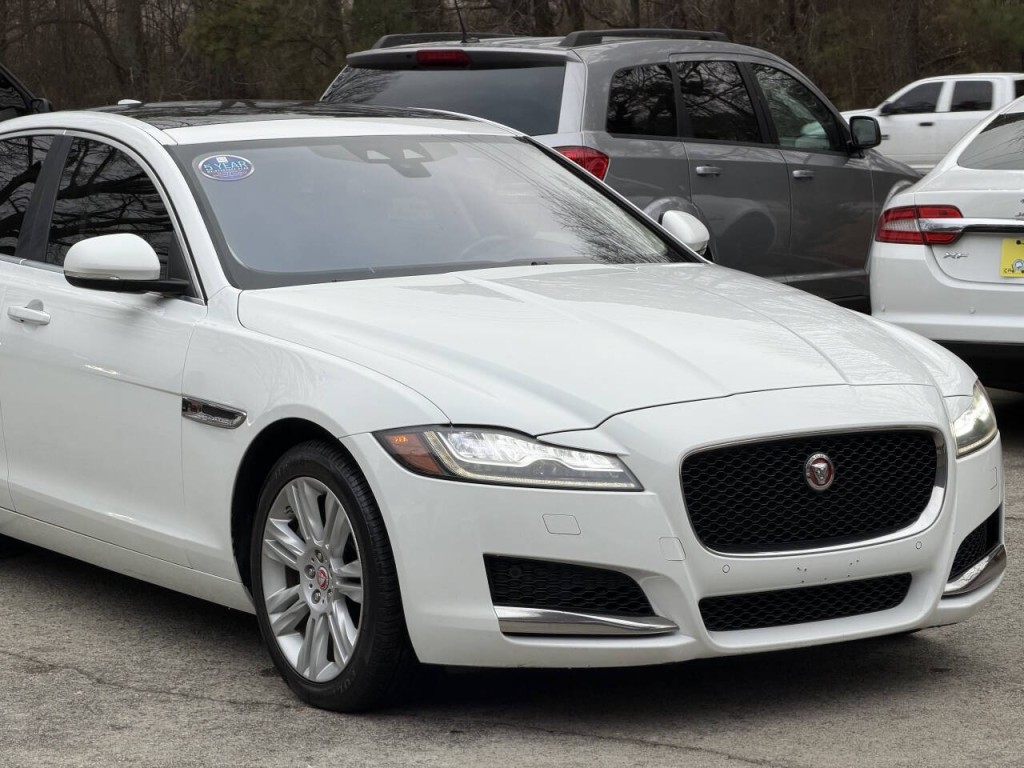 2016 Jaguar XF Image 17
