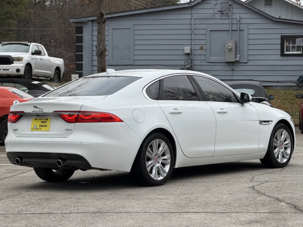 2016 Jaguar XF Image 18