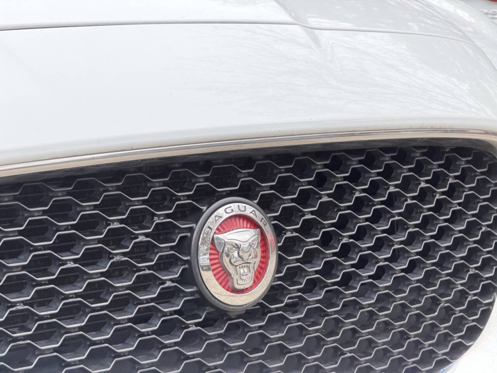 2016 Jaguar XF Image 21